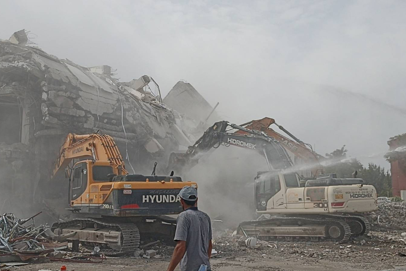 Özel hastane kontrollü bir şekilde yıkıldı