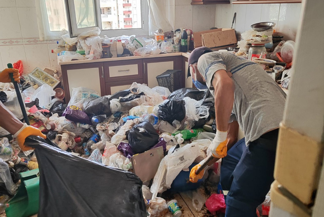 Adana'da atık biriktiren şahsın evinden 20 ton çöp çıkarıldı
