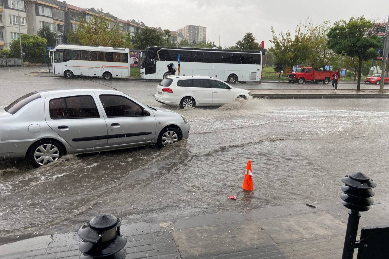 Sağanak yağış hayatı olumsuz etkiledi - VİDEOLU