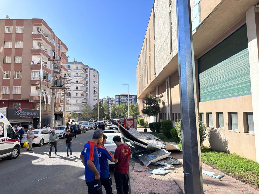 Otomobillerin üzerine dış cephe kaplaması düştü