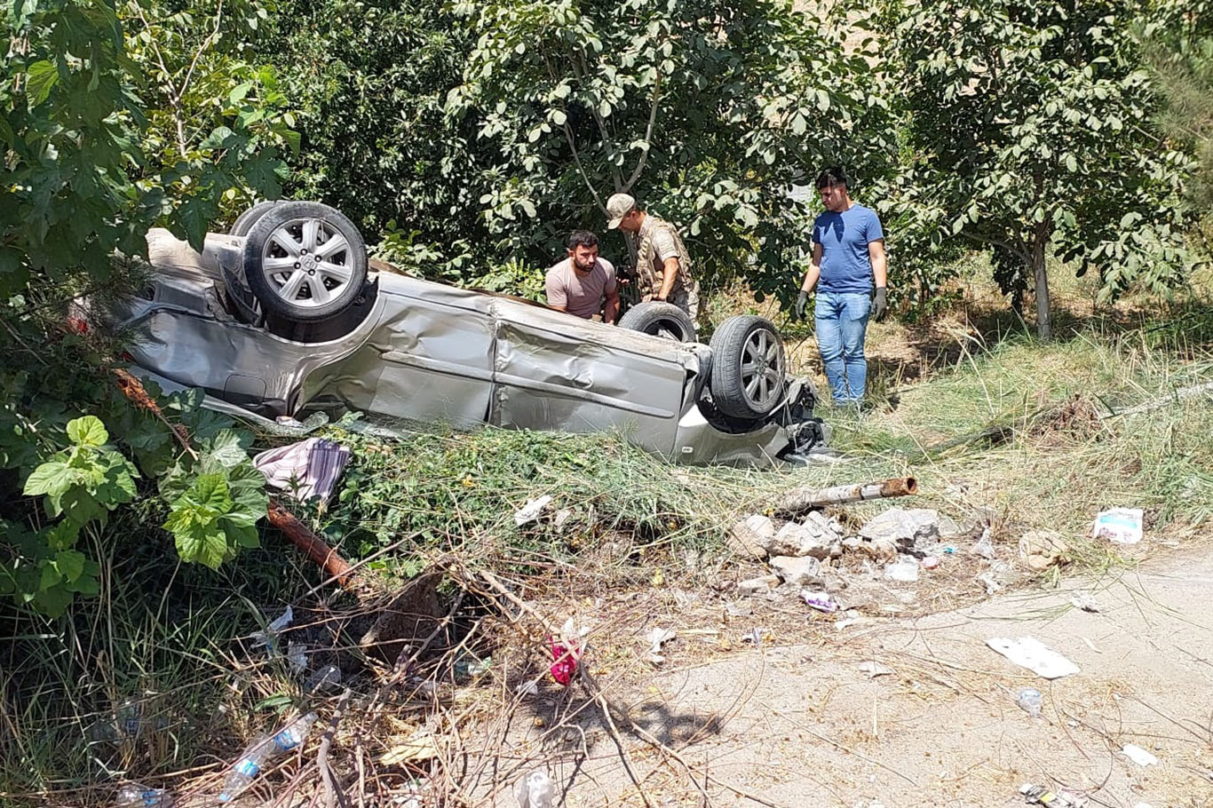 Batman'da otomobil takla attı: 3'ü çocuk 5 kişi yaralandı