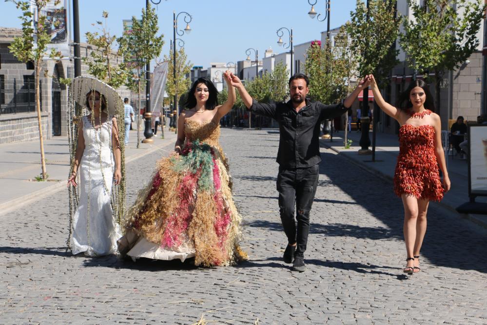 Diyarbakır’ın tarihi sokaklarında bitkili defile