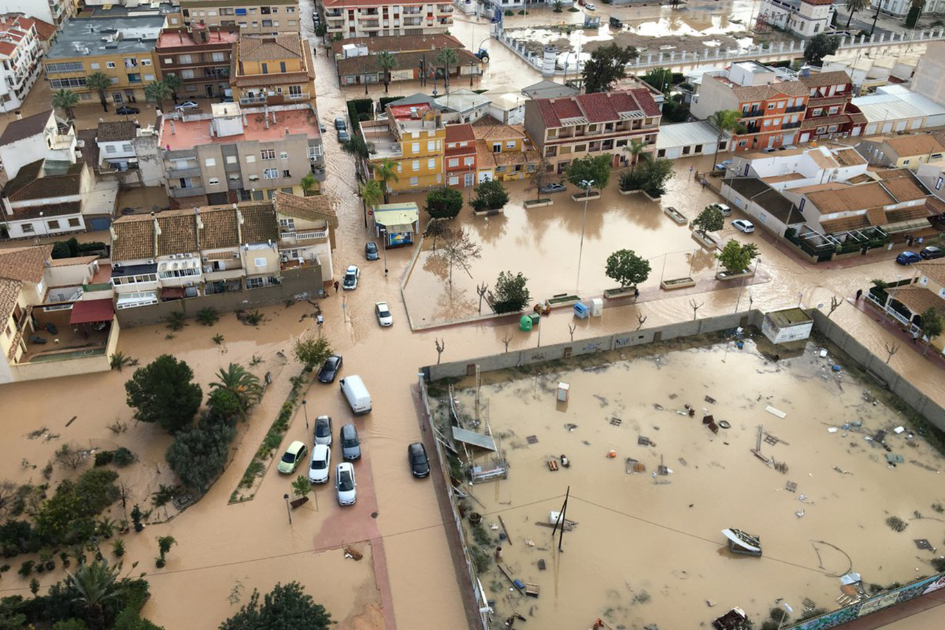 İspanya'da şiddetli yağışlar günlük hayatı olumsuz etkiledi
