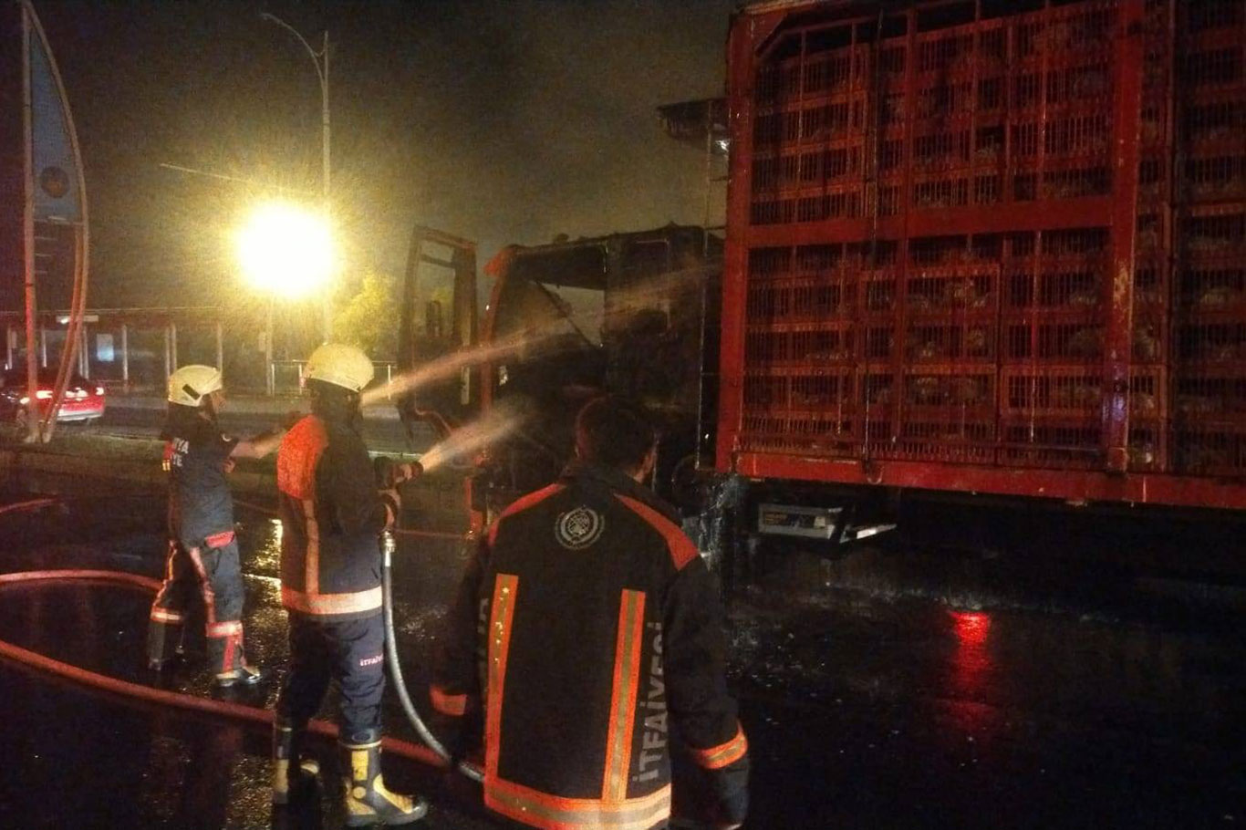 Malatya'da tavuk yüklü tırda yangın