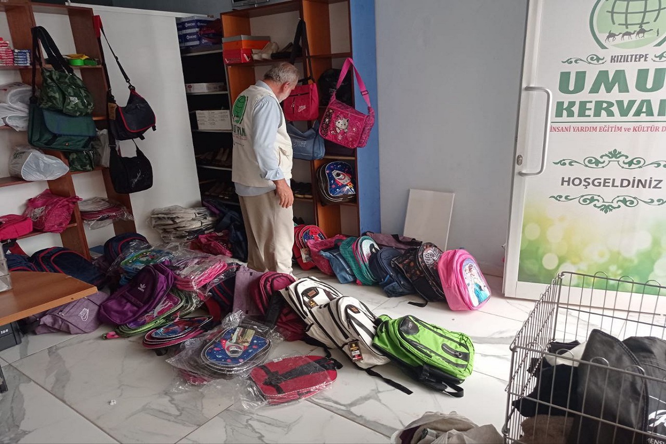 Umut Kervanı Kızıltepe'de onlarca aileye kırtasiye yardımında bulunuyor