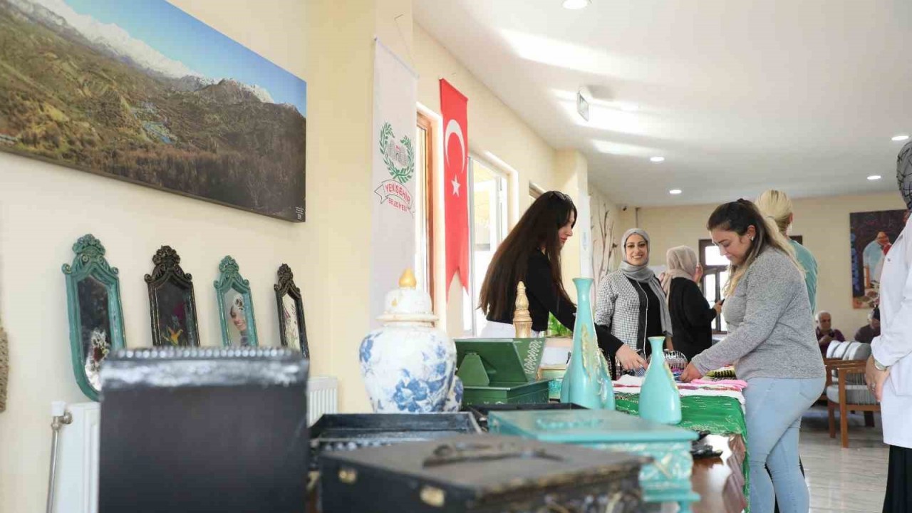 Diyarbakır&rsquo;da 65 yaş &uuml;st&uuml; vatandaşların el emeği &ccedil;alışmaları sergilendi
