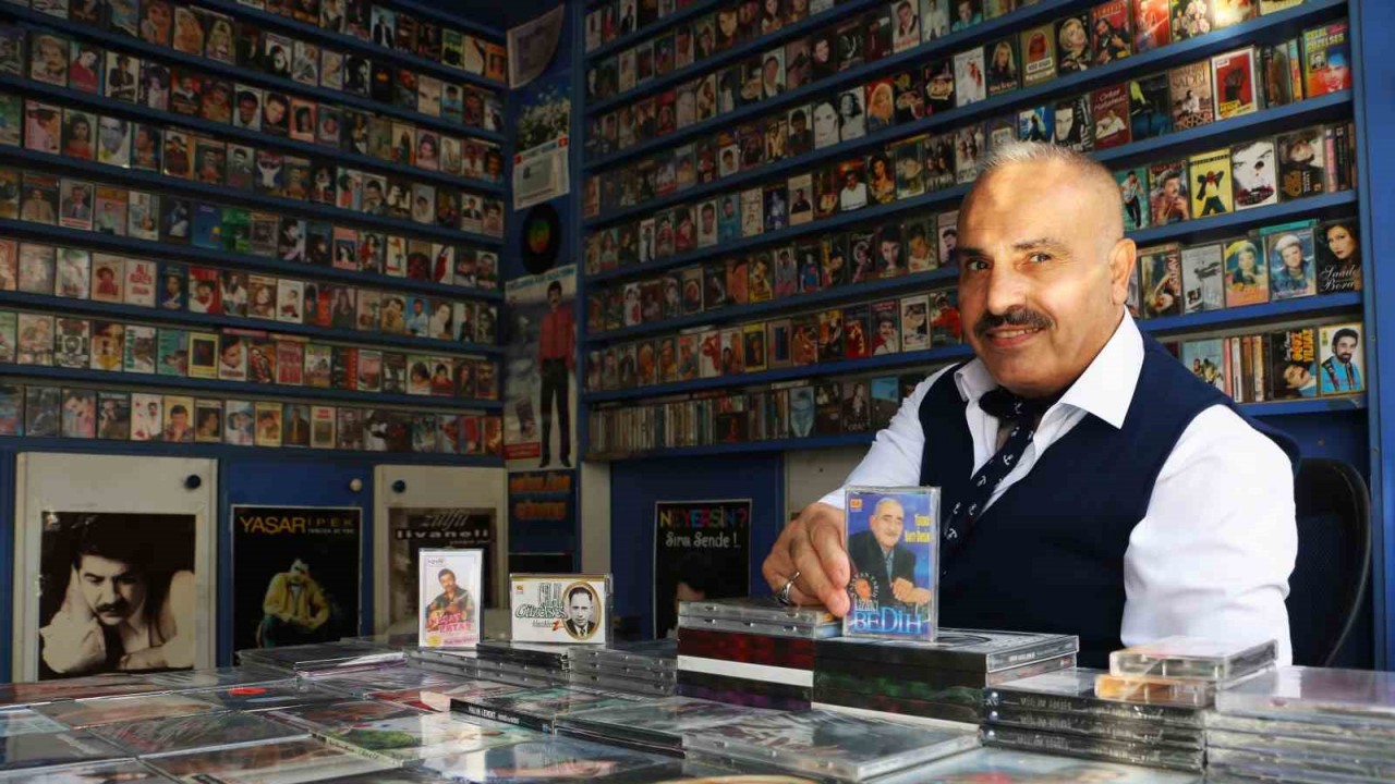 5 yaşında müzik tutkusu başladı, 55 yılda 40 bin albüm biriktirdi