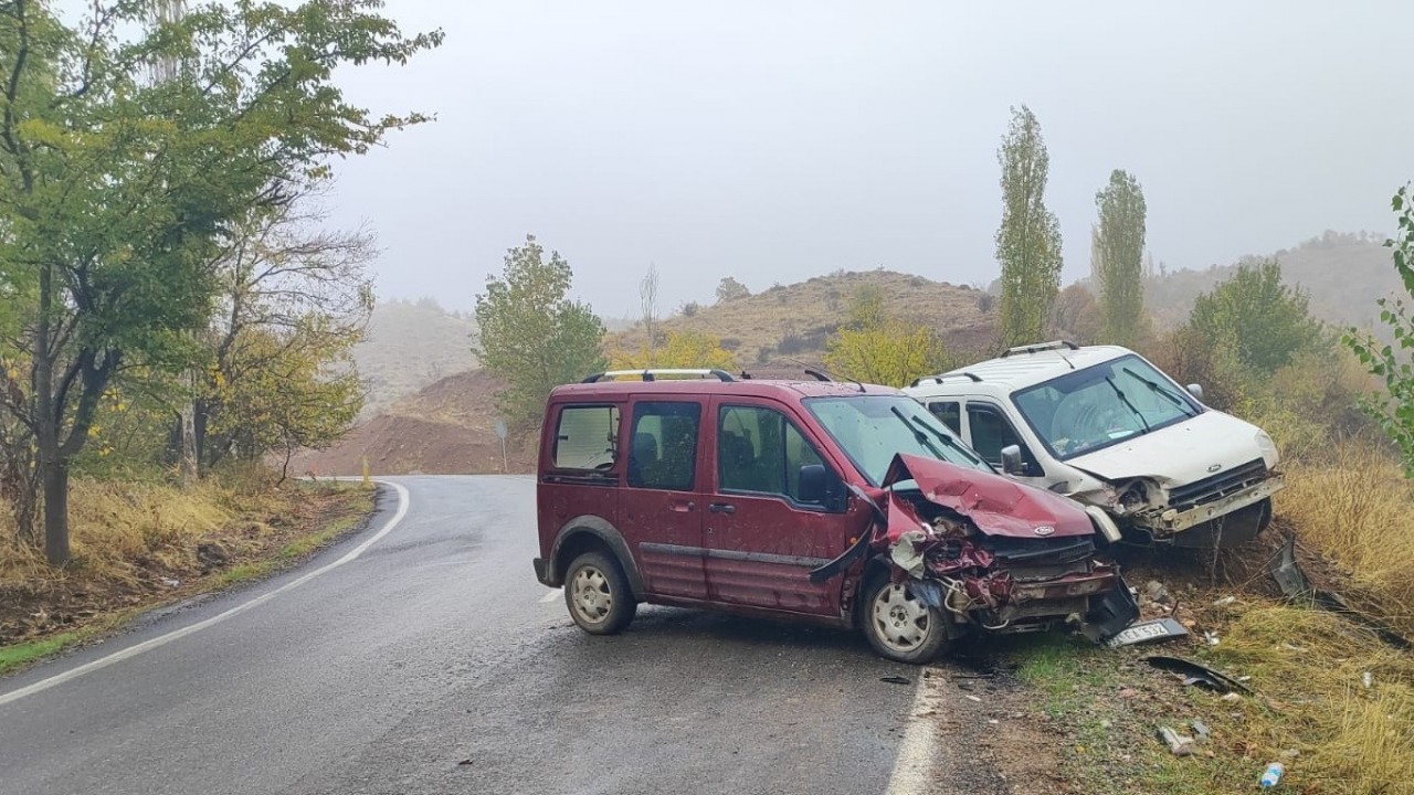Adıyaman’da iki hafif ticari araç çarpıştı: 9 yaralı