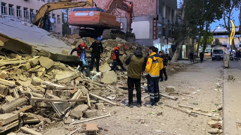 Ağır hasarlı 5 katlı bina çöktü