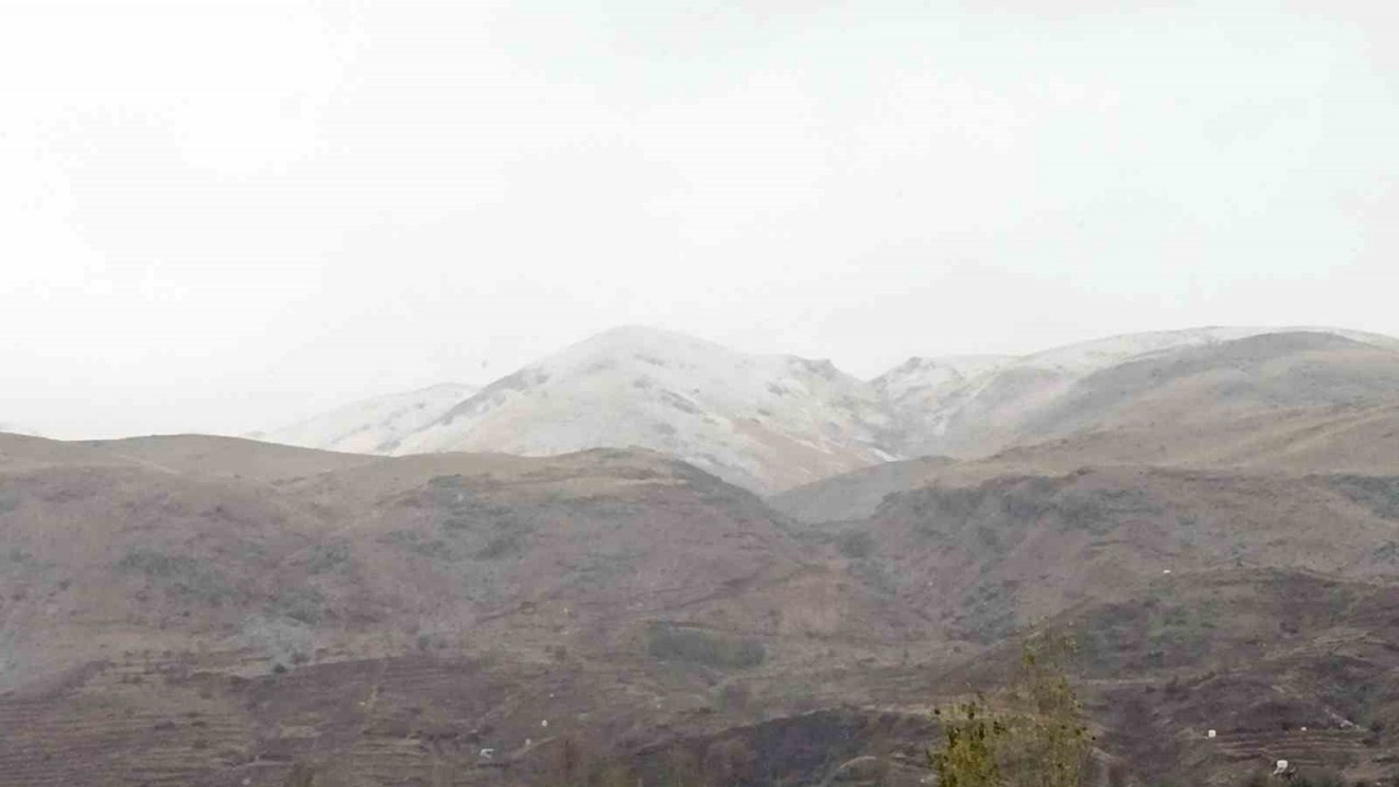 Çelikhan’da kar yağdı