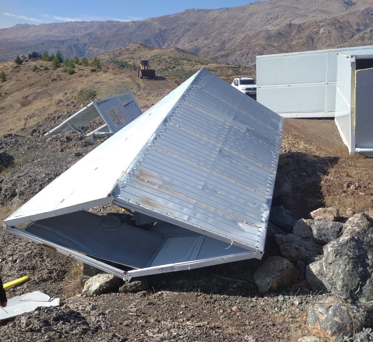 Konteynerler havada uçuştu