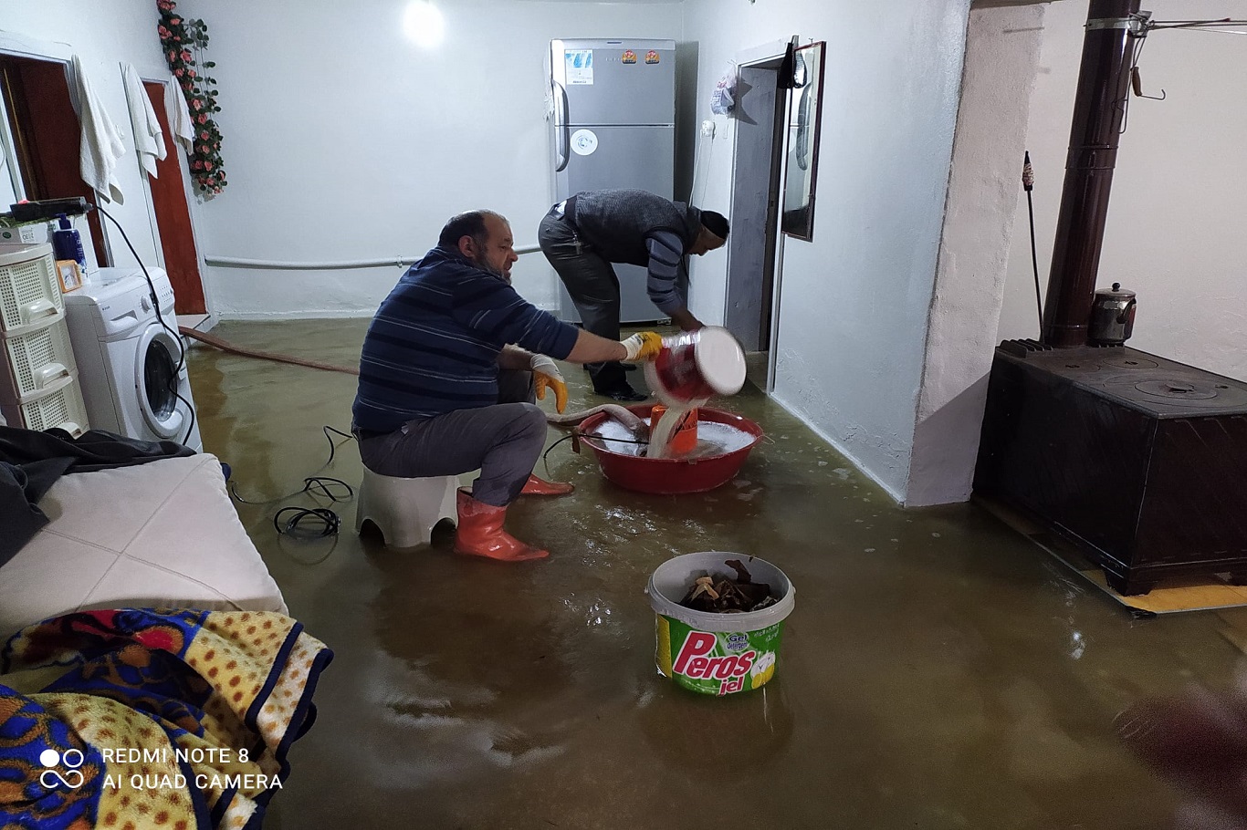 Evini sel basan vatandaşın yağmur nöbeti