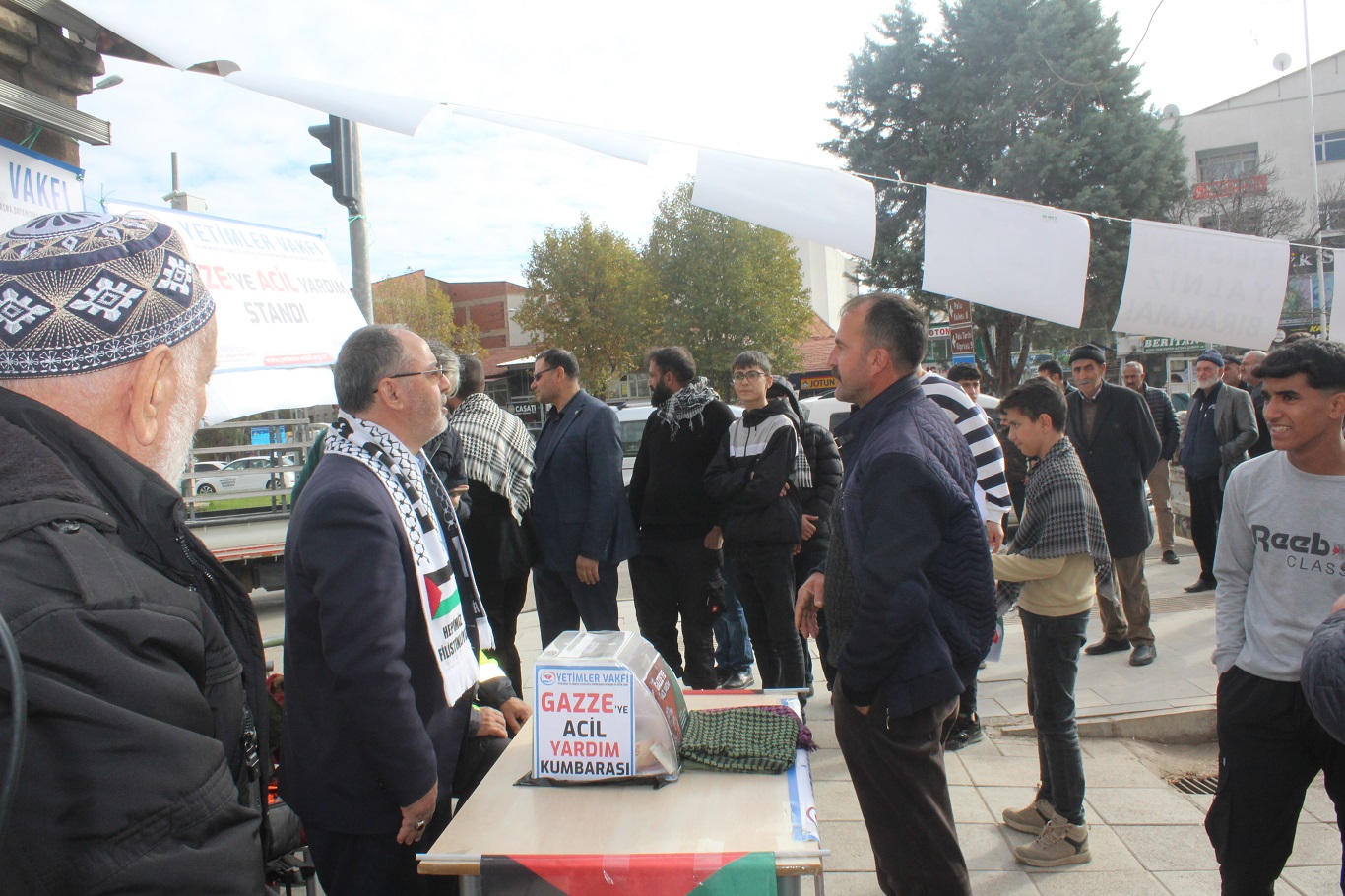 Gazze'ye yardım standına yoğun ilgi