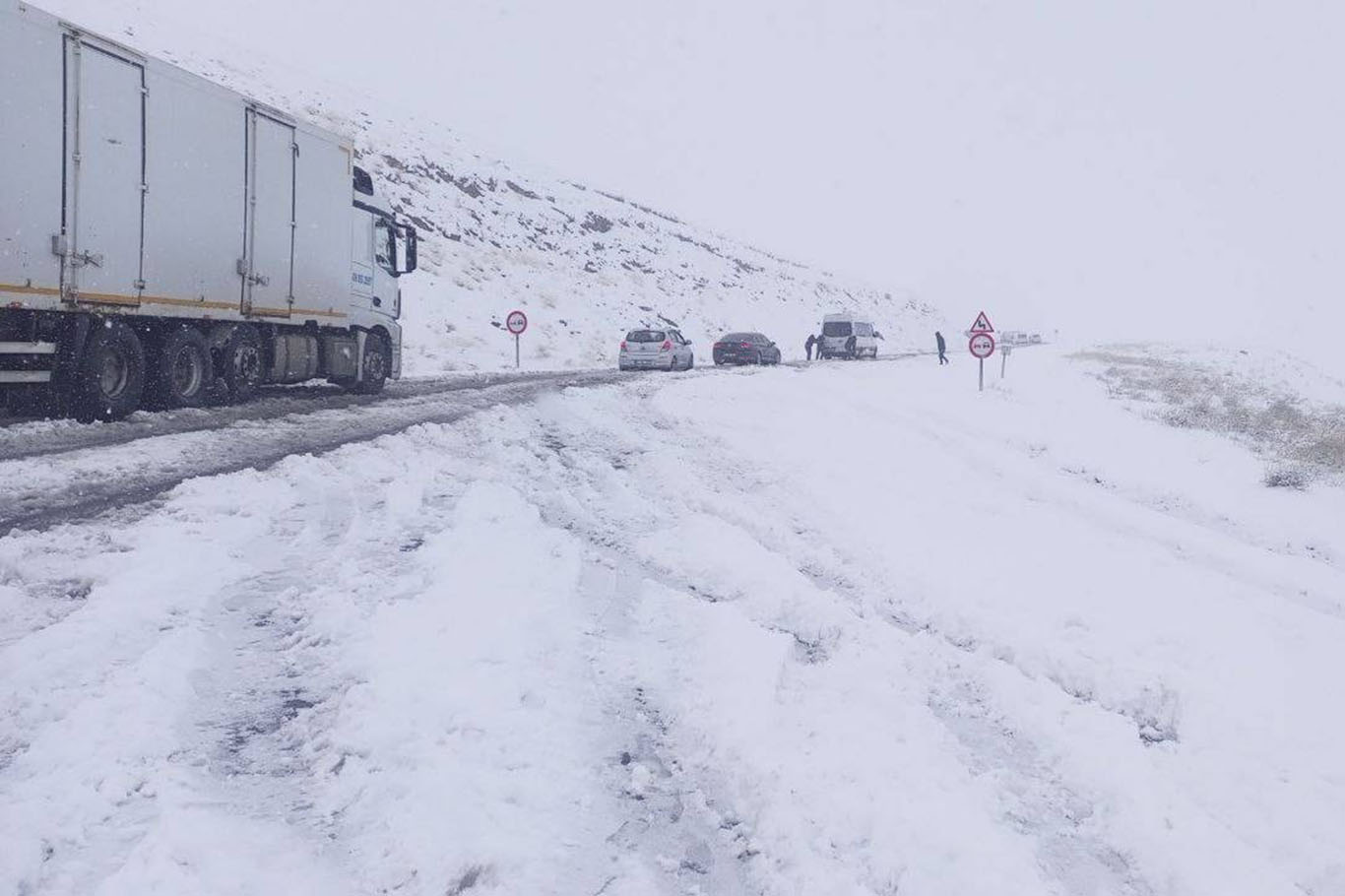 O ilimizde kar yolları kapladı, sürücüler mahsur kaldı - VİDEOLU