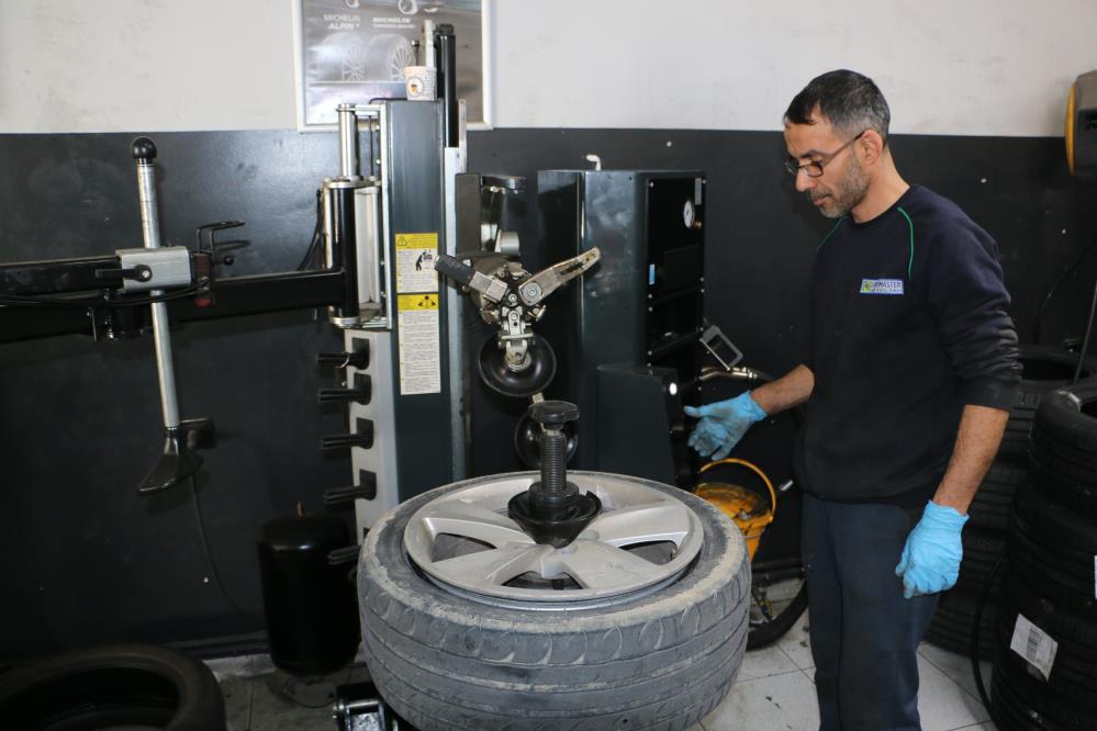 Diyarbakır'daki Lastikçilerde kış mesaisi