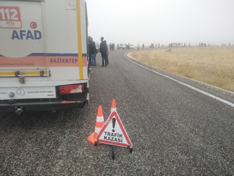 Cenazeye gidenleri taşıyan minibüs devrildi; 18 yaralı