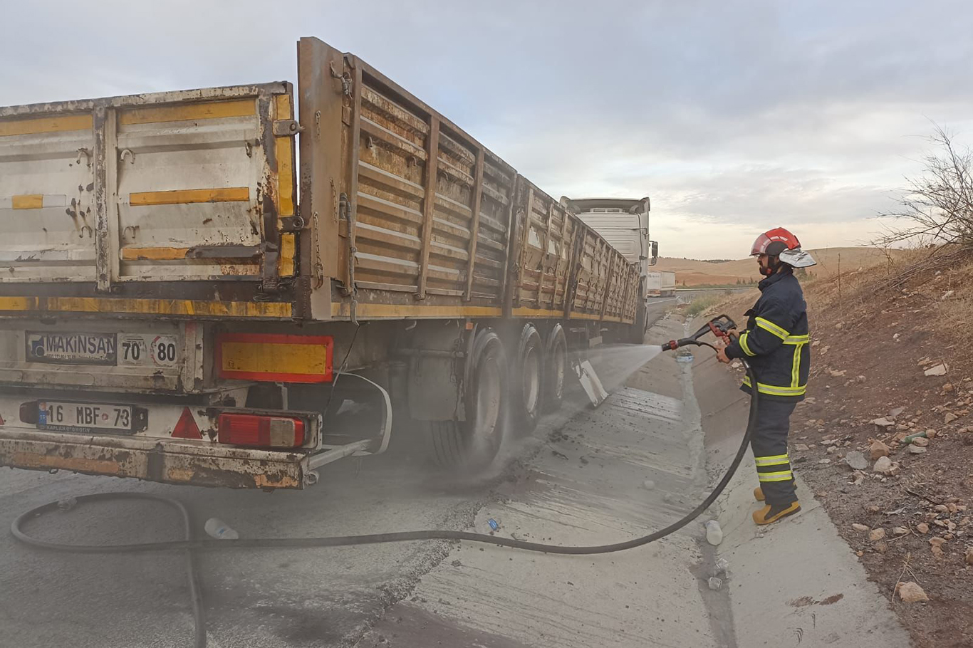 Seyir halindeyken alevlere teslim olan tır söndürüldü