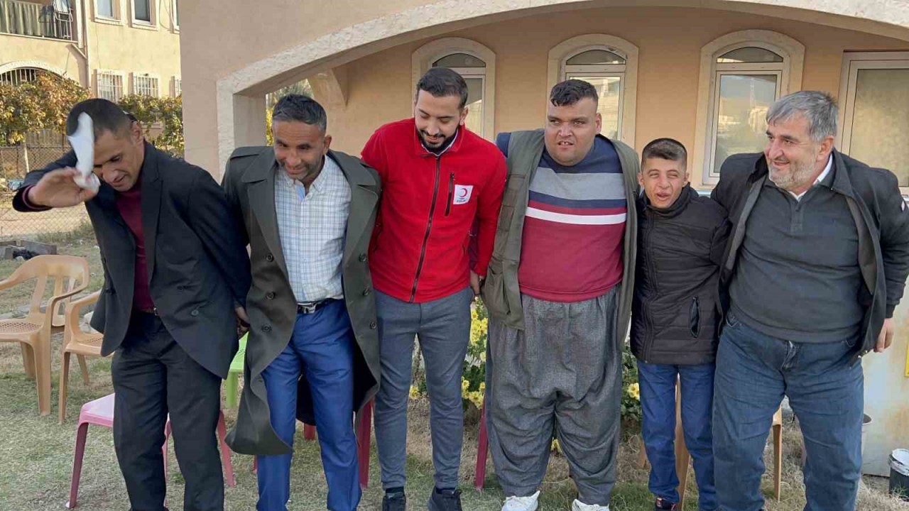 Halay çekip pasta kestiler