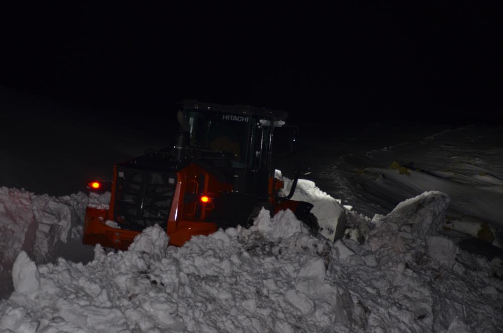 Kar ve tipiye yakalanan ekipler askeri üsse sığındı