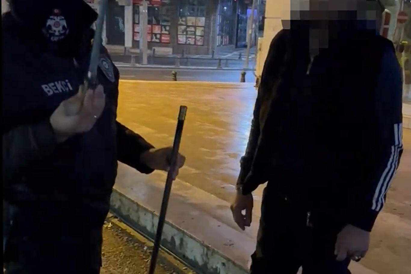 Baston görünümlü kesici alet ele geçirildi