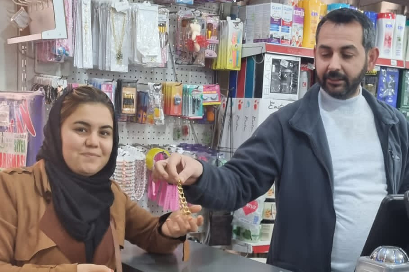 Altın bileklik sahibine teslim edildi