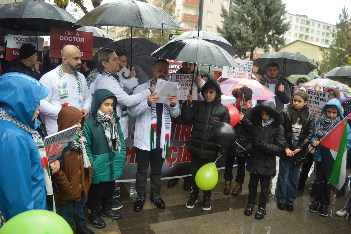 Doktorlar, sessiz yürüyüşte bugünü "Dünya Şehit Çocuklar Günü" ilan etti