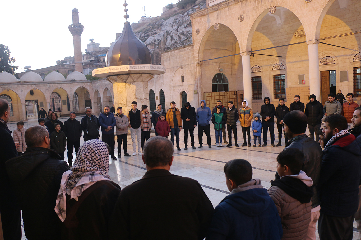 Hür Gençlik sabah namazında buluştu