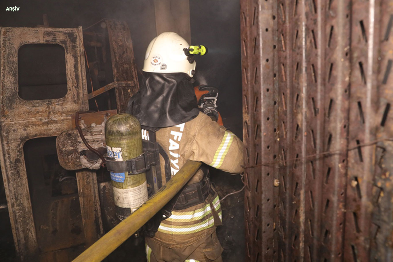 İstanbul'da park halindeki 2 otomobil yandı