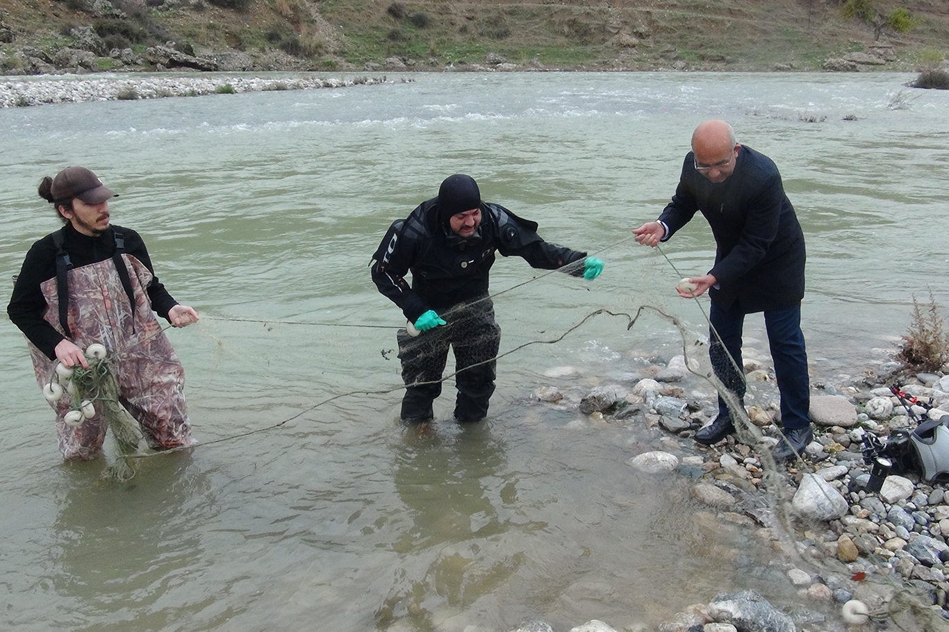 Nesli t&uuml;kenme tehlikesi altında olan '&Ccedil;&ouml;p&ccedil;&uuml; Balığı' i&ccedil;in &ccedil;aylarda temizlik yapıldı