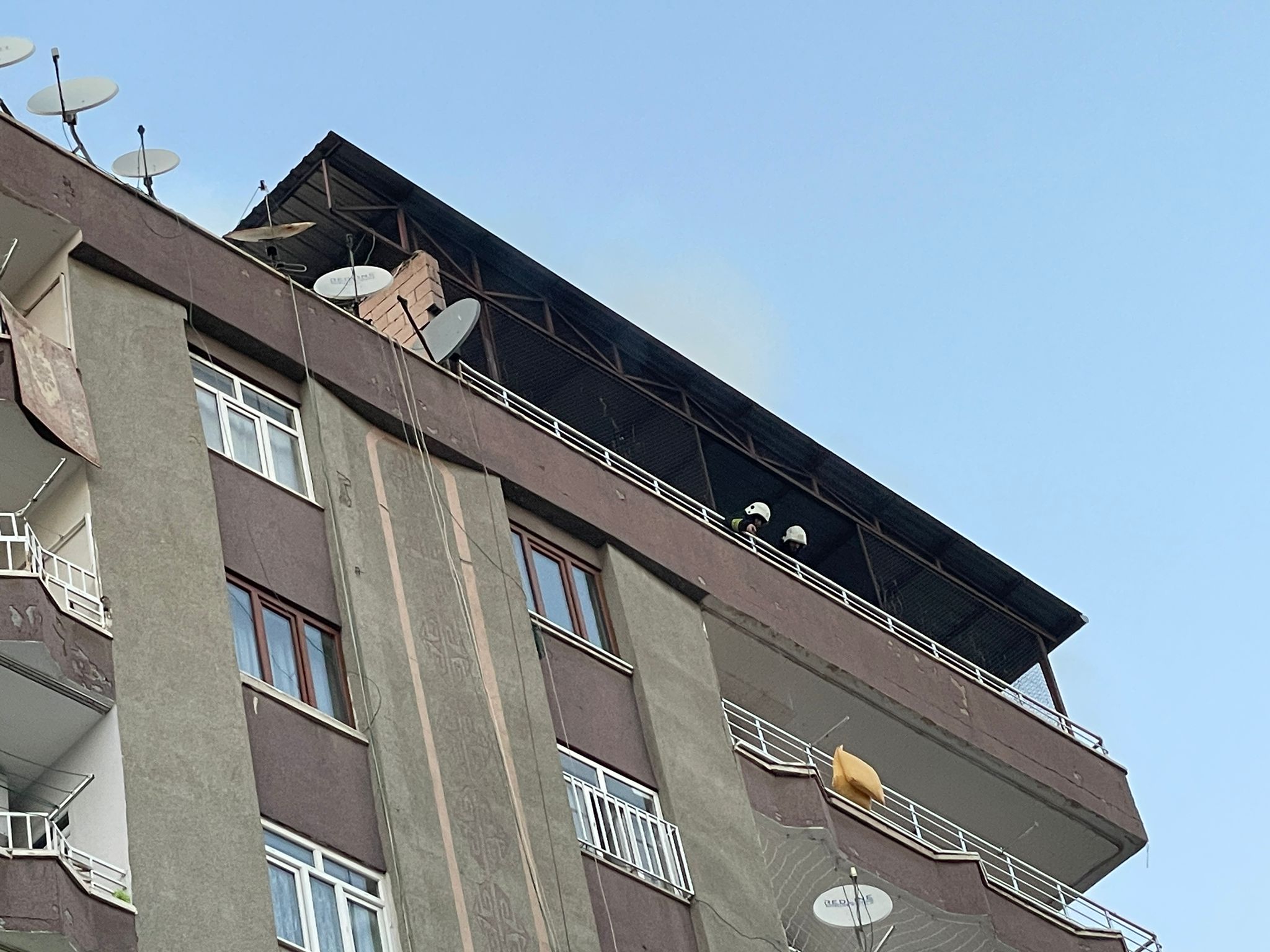 Çatıda duman gören telefona sarılıp yardım istedi