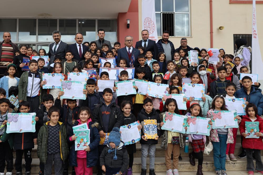 Diyarbakır'da öğrenciler karne aldı