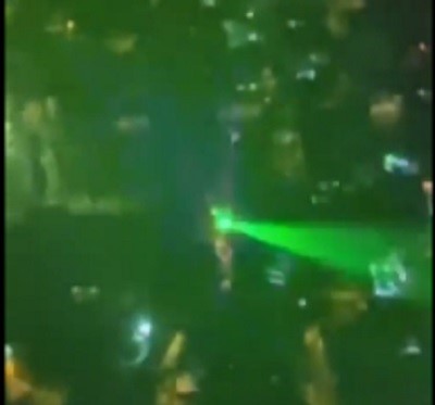 İnişe hazırlanan uçağa lazer tuttular... O anlar kamerada