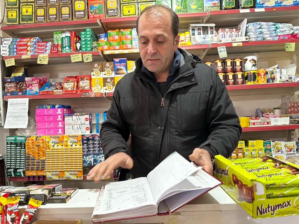 Diyarbakır'da bakkalda vatandaşın borcunu sildiler!