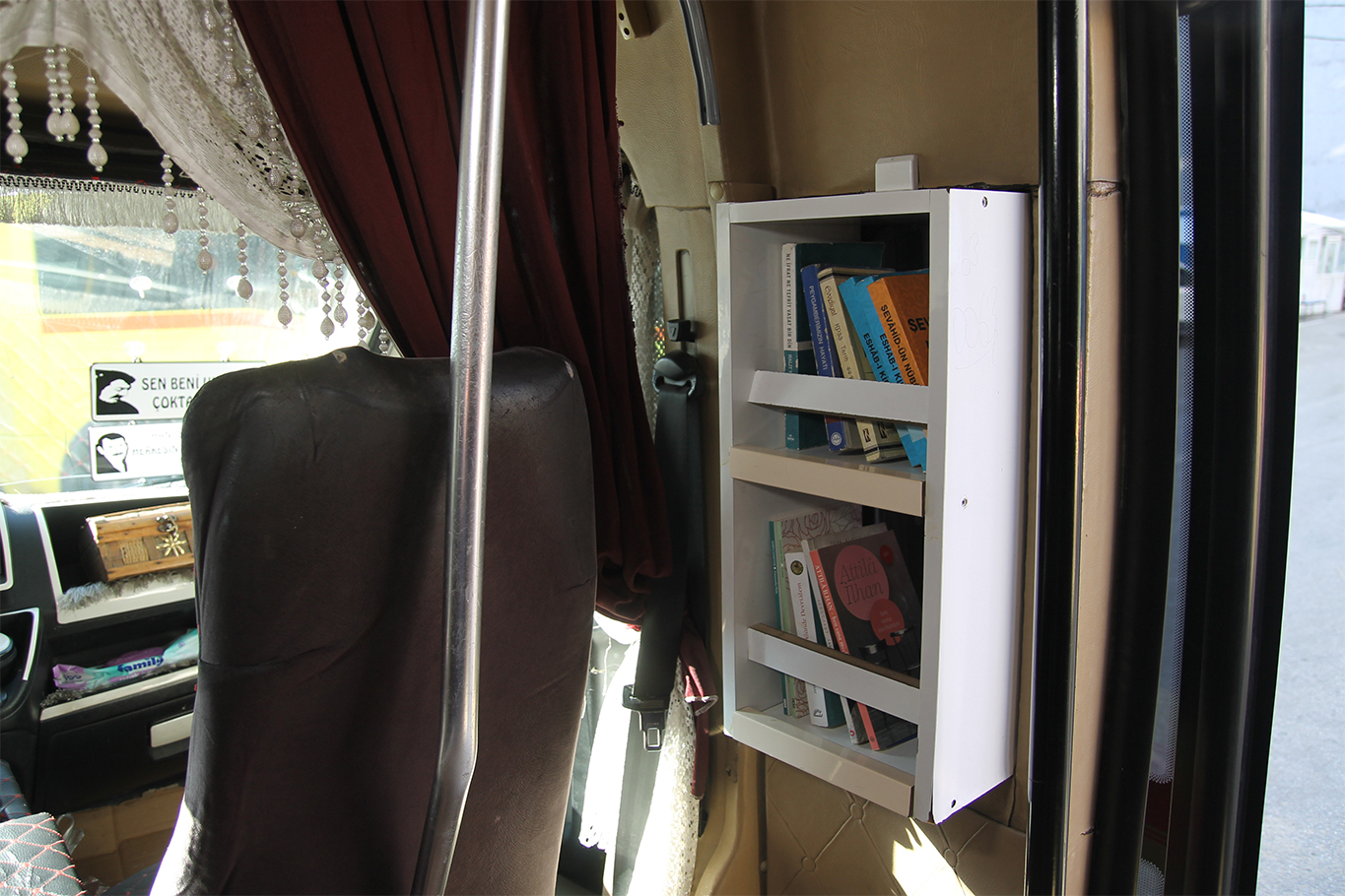 Kitap sevgisini yolculara aşılamak i&ccedil;in aracına kitaplık koydu