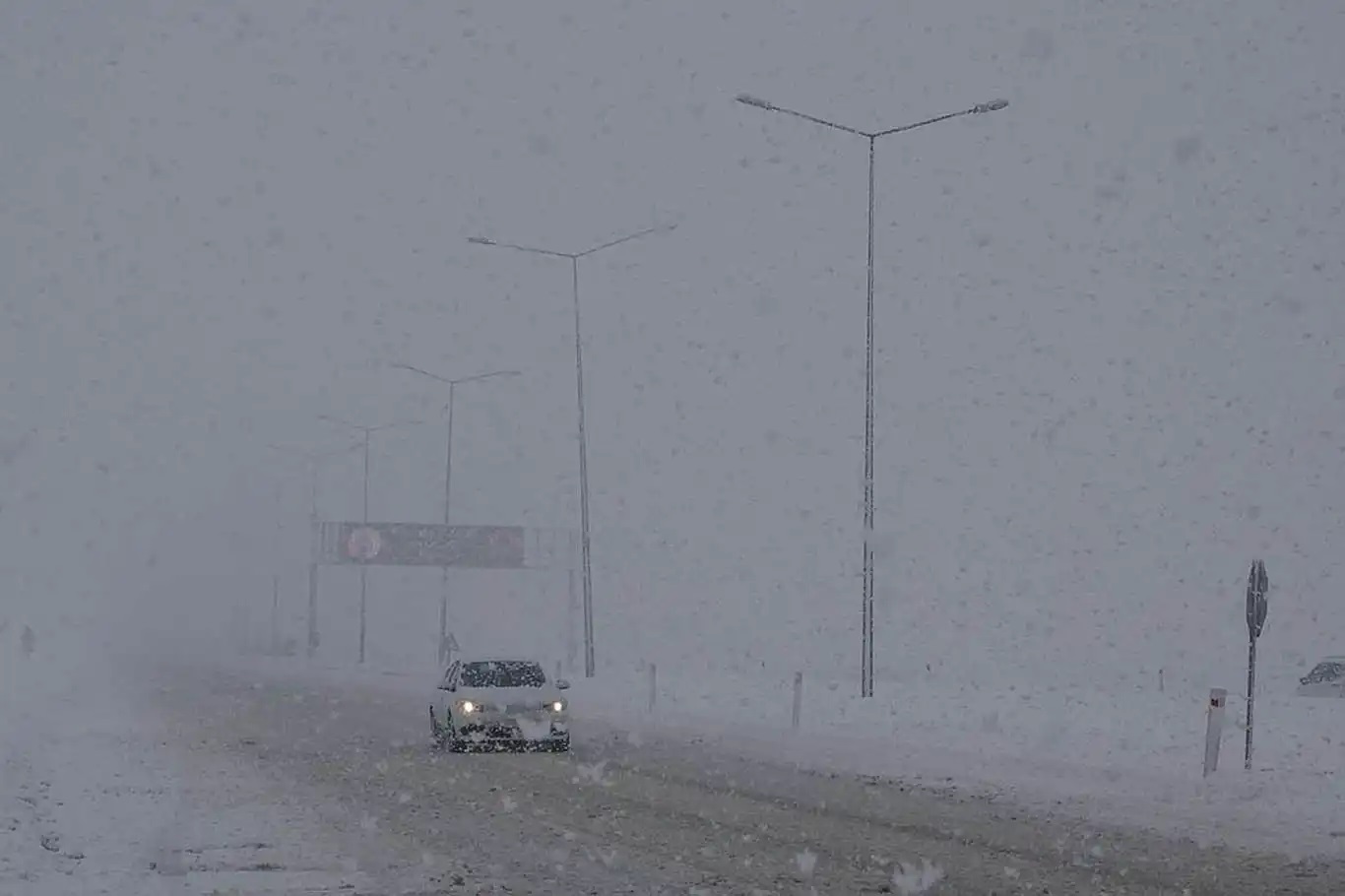 Karla kapanan kara yolu ulaşıma açıldı