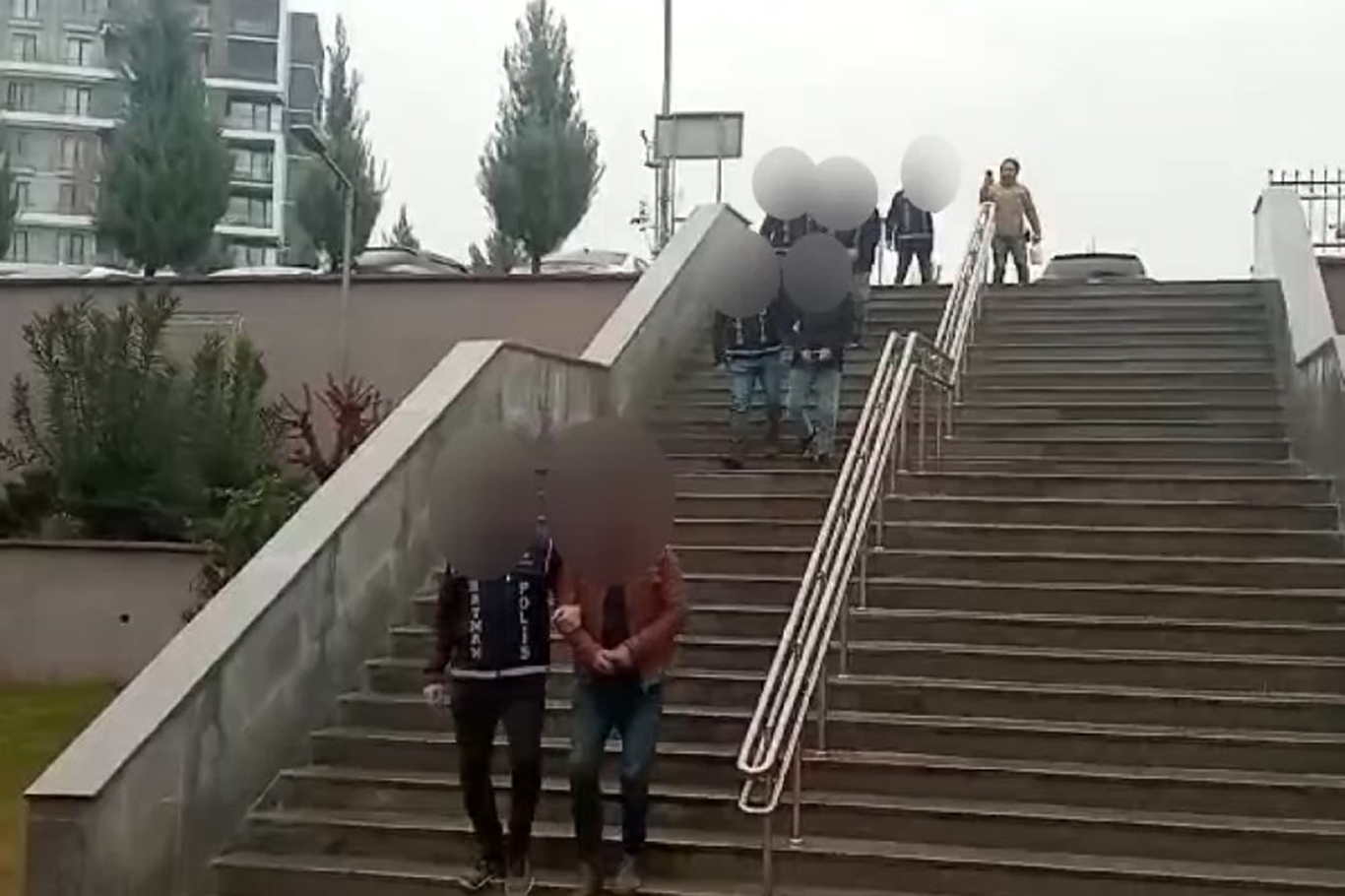 Uyuşturucu satıcılarına eş zamanlı şafak baskını