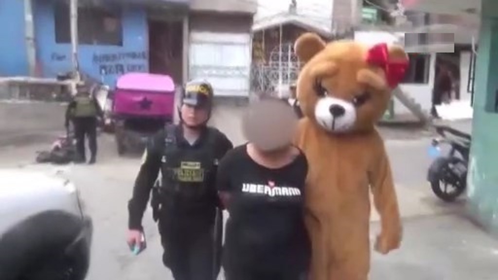 Polis ayı kostümü giyerek bakın ne yaptı!