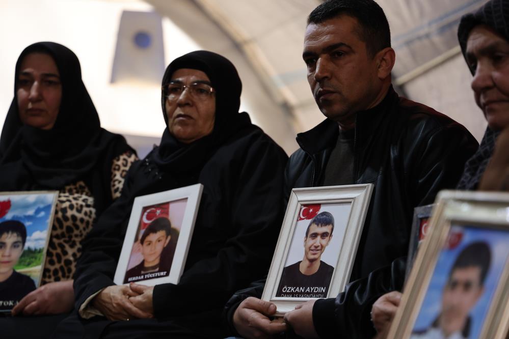 Evlat nöbetindeki aileler evlatlarından gelecek haberi bekliyor