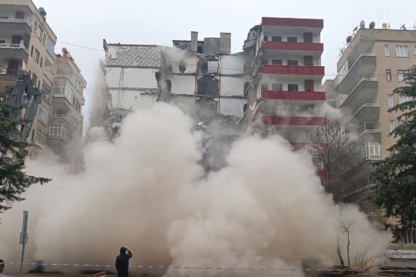 Ağır Hasar alan bina kontrollü yıkıldı