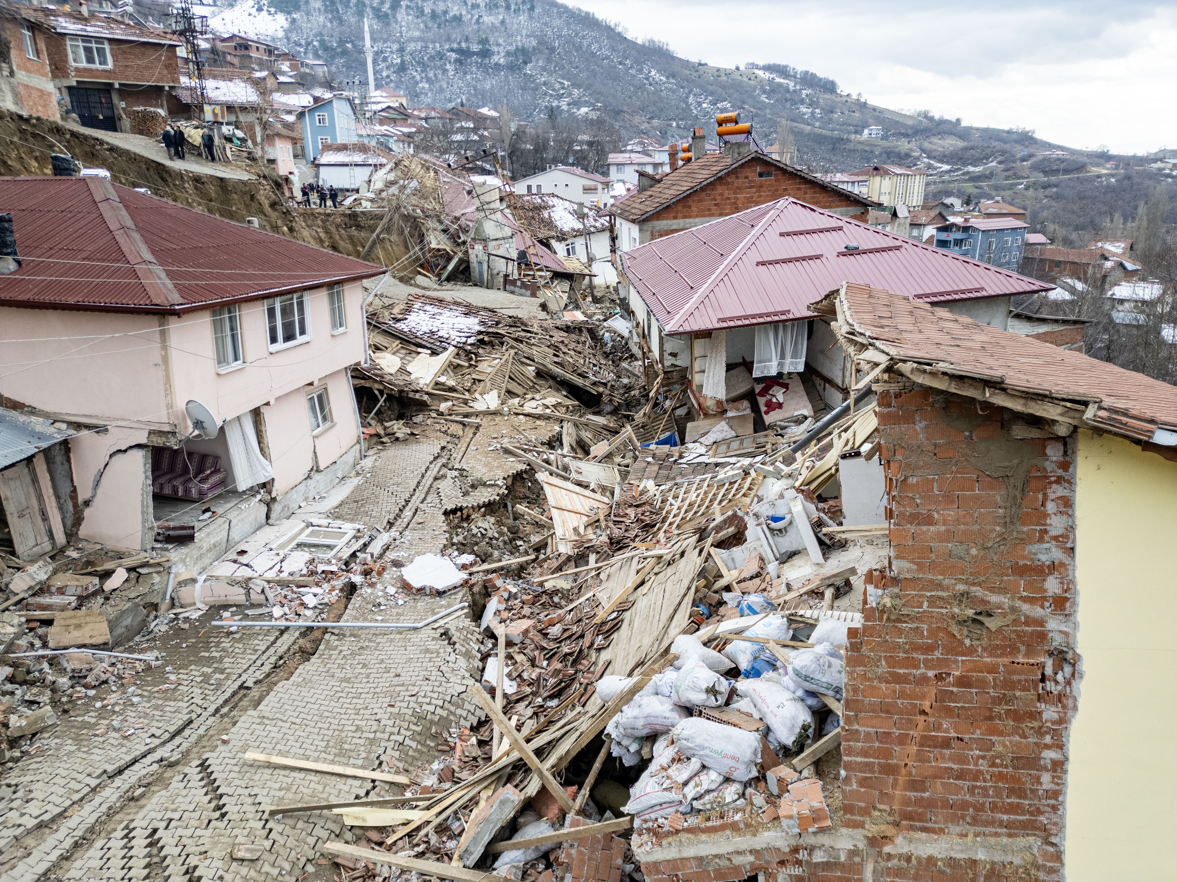 40 konut, 17 ahır, 7 samanlık ve 1 cami heyelandan etkilendi