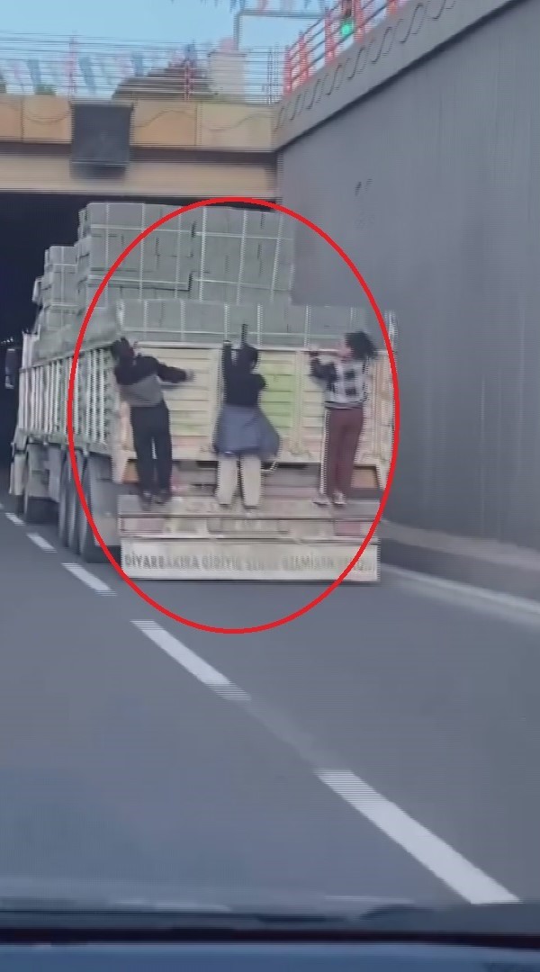 Yürekleri Ağza Getiren Anlar: Tırın Arkasına Tutunan 3 Kız Çocuğu!