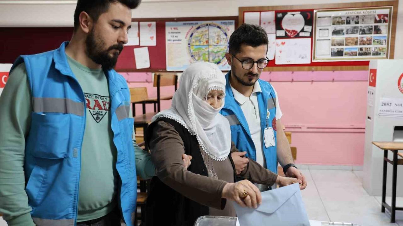 Diyarbakır’da yaşlı ve hastalar ekiplerin yardımıyla oylarını kullandı
