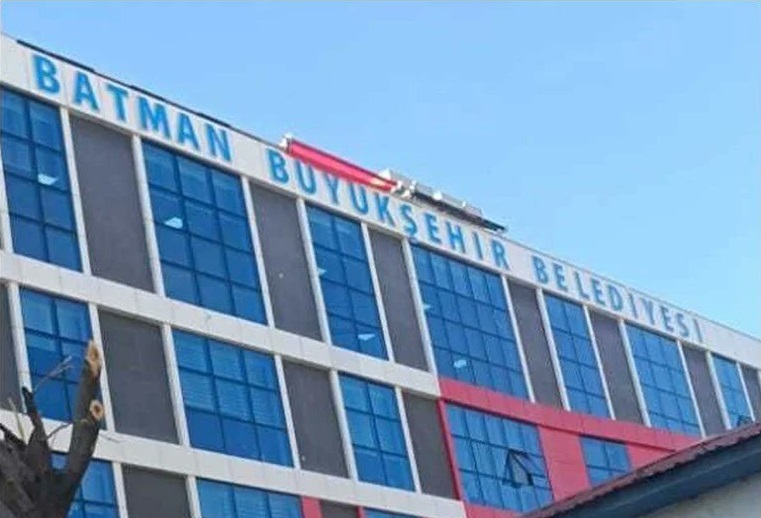 Batman'da Belediye binası tabelasıyla Büyükşehir heyecanı!