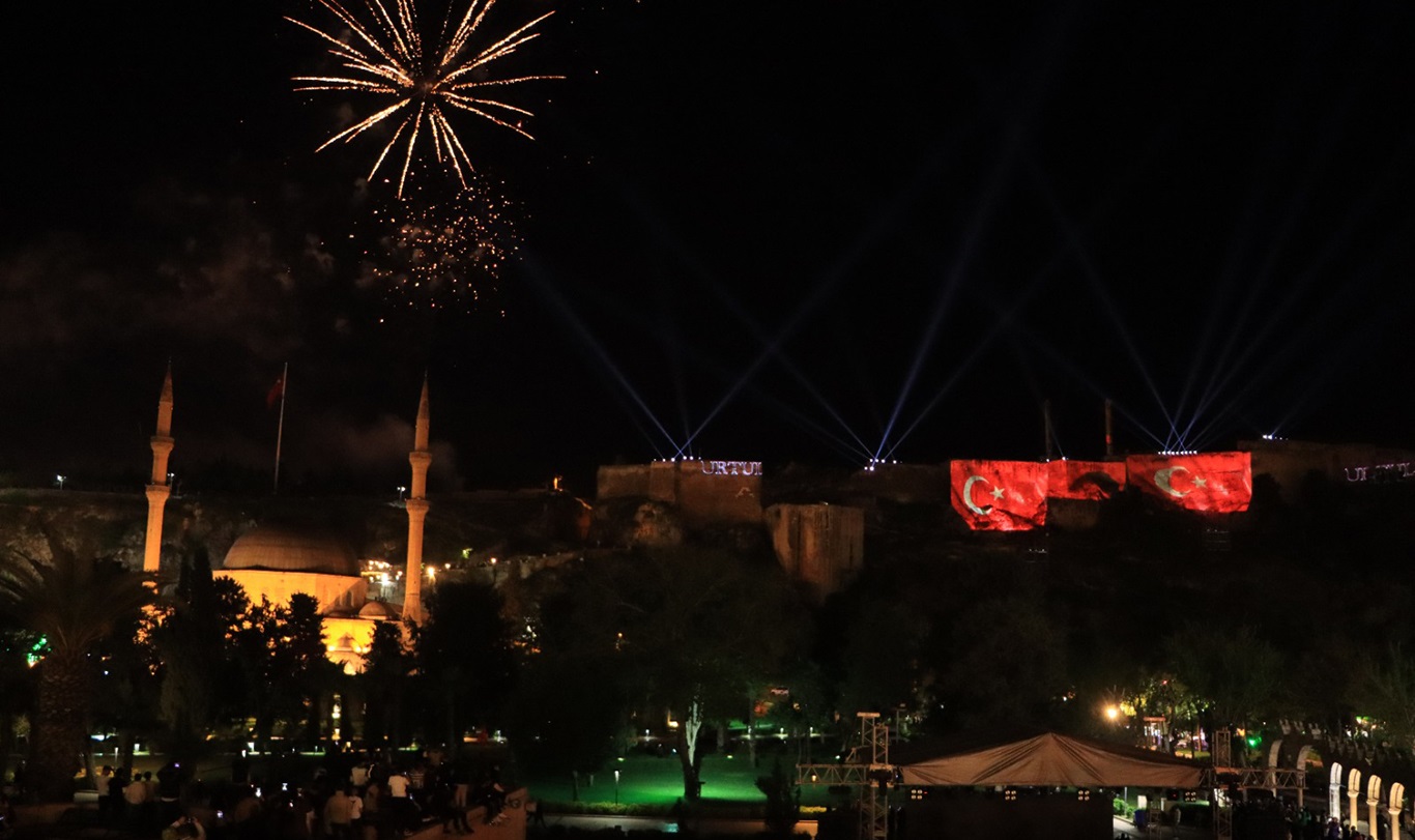 Tarihi Urfa Kalesi'nde "kurtuluş" temalı ışık ve lazer gösterisi yapıldı