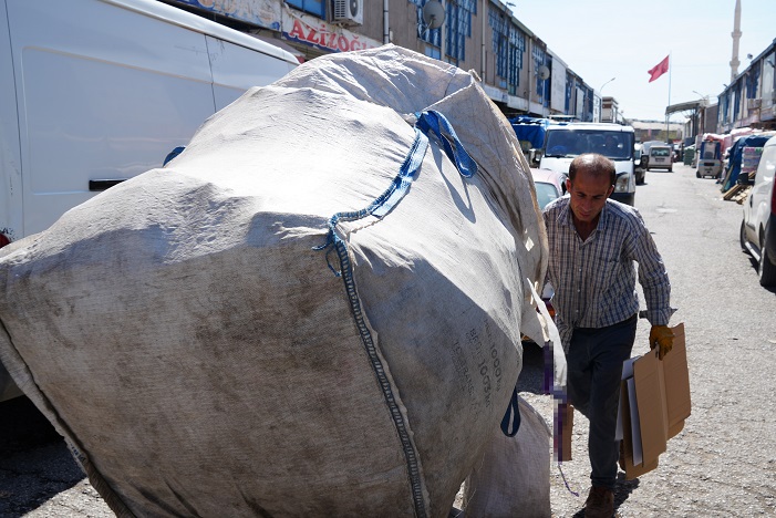 Kağıt toplayıcısı köklü partilerden çok oy aldı!