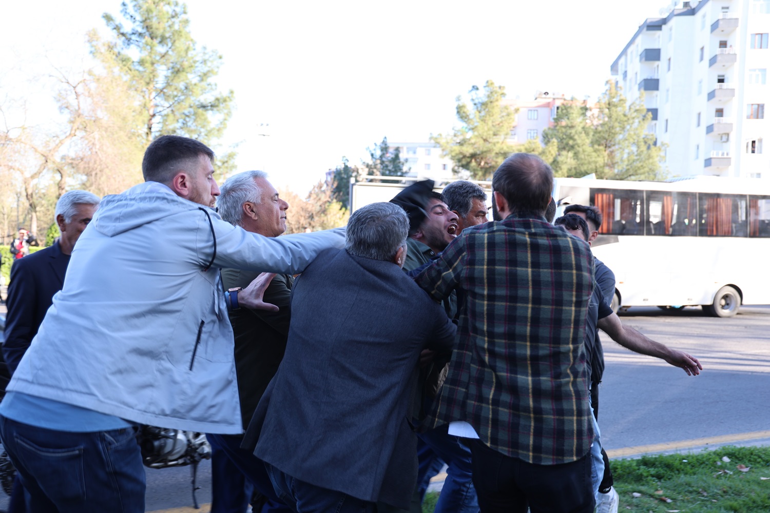 Diyarbakır'da seçim kurulu önünde gerginlik