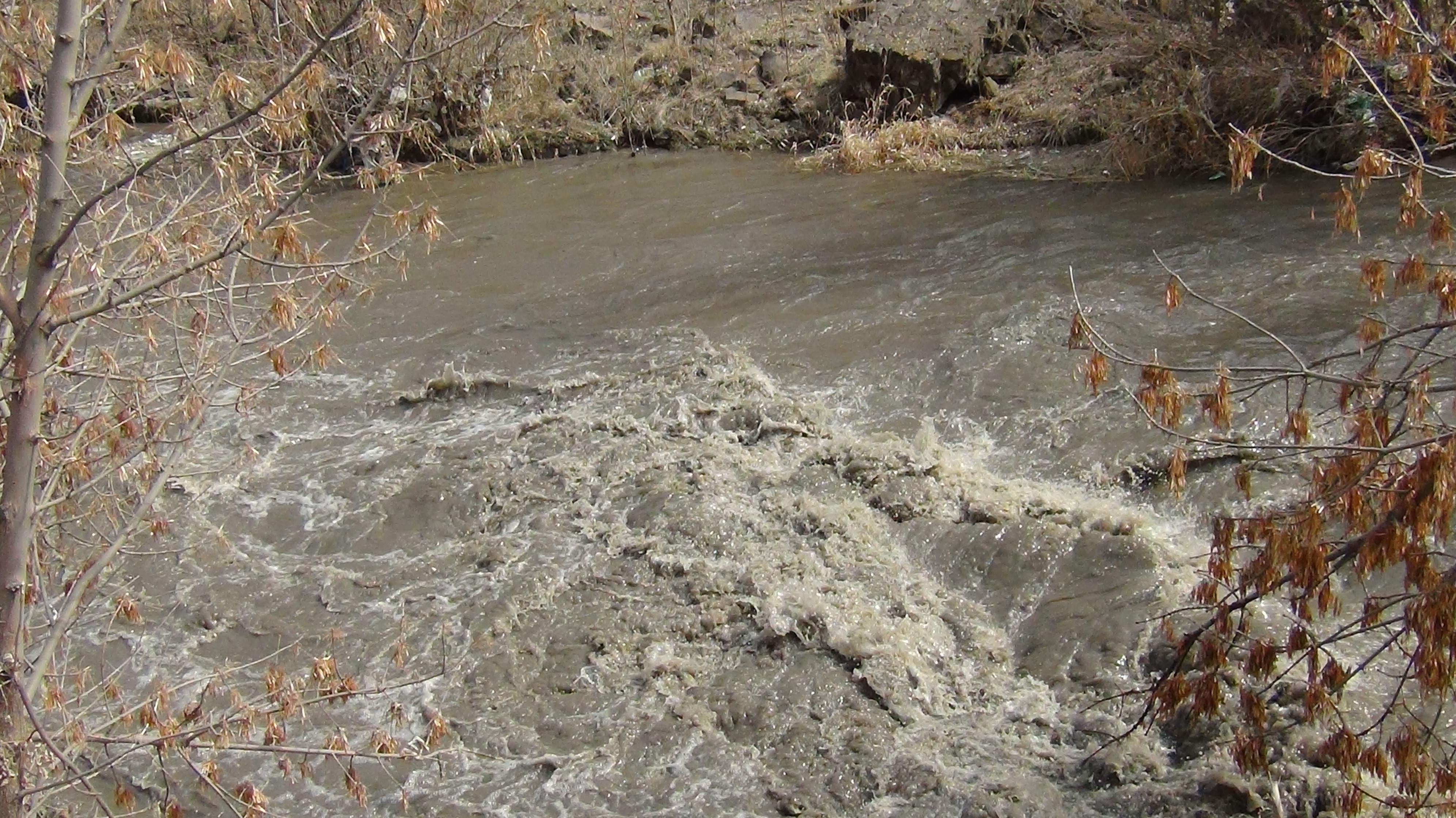 Buzlar eridi, Dere taştı!