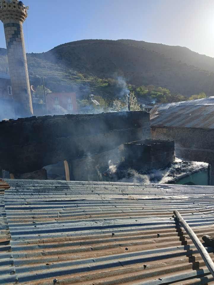 Camide &ccedil;ıkan yangın eve sı&ccedil;radı