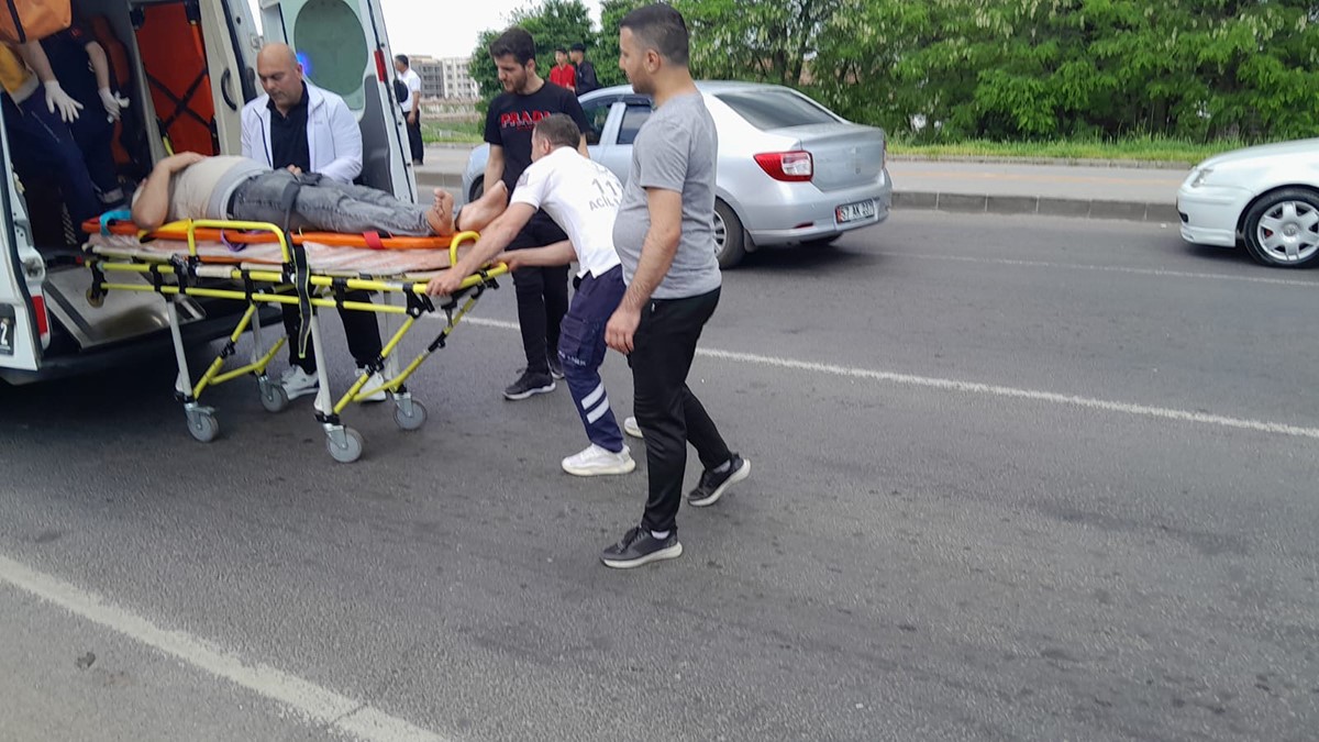 Diyarbakır&rsquo;da iki otomobil &ccedil;arpıştı: 1 yaralı
