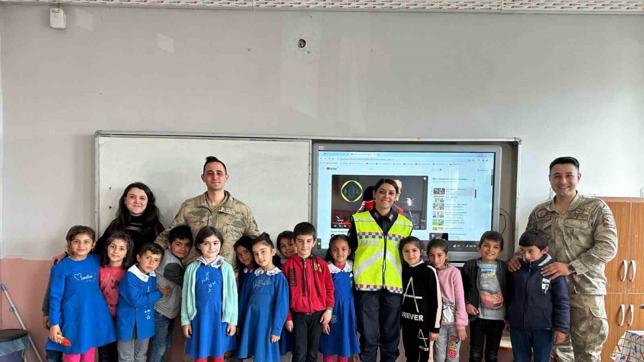 Ağrı’da jandarma ekipleri miniklere trafik kurallarını anlattı
